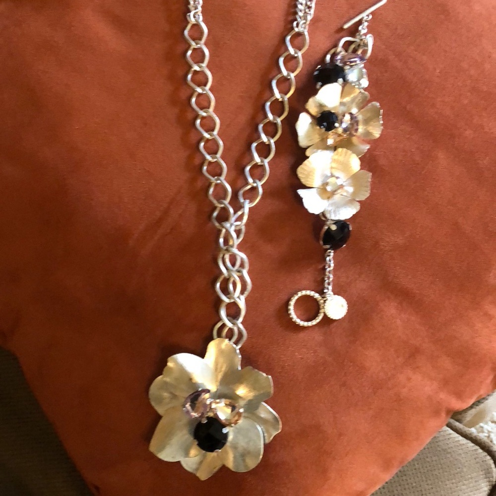 Beautiful necklace with bracelet